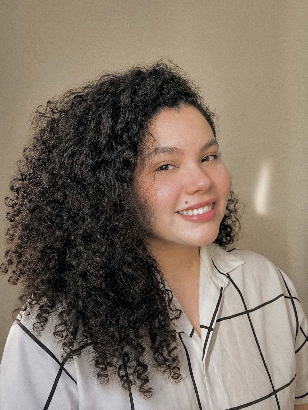 Retrato profissional da psicóloga Lívia Alves